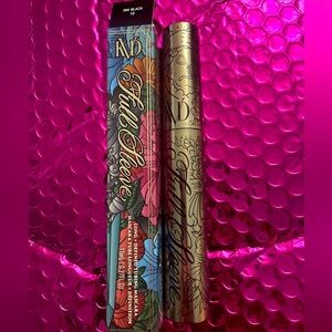 KVD Beauty
Full Sleeve Long + Defined Tubing Mascara
